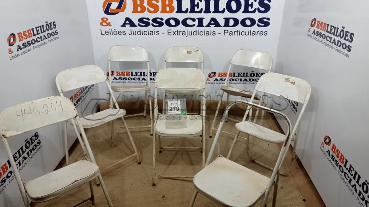 LOTE 279 - 08 CADEIRAS DE FERRO DOBRÁVEL. (NO ESTADO) ATENÇÃO! FAZER A VISITAÇÃO ANTES DE ARREMATAR, NÃO SABEMOS SE FUNCIONA. LEILÃO NÃO TEM GARANTIA E NEM DEVOLUÇÃO, SUJEITO A POSSÍVEIS AVARIAS VISÍVEIS/OCULTAS E/OU AUSÊNCIA DE COMPONENTES.