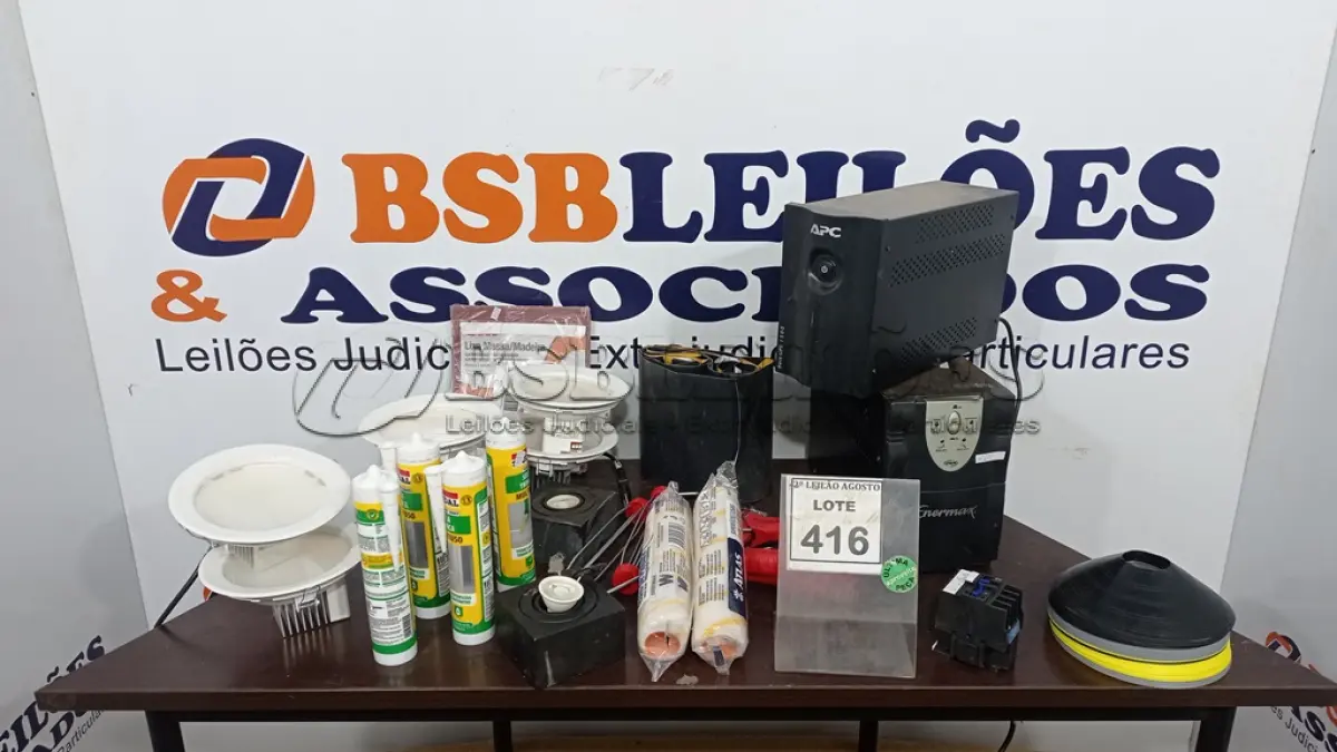 LOTE 416 - 02 NOBREAKS, 01 CAIXA COM VÁRIAS LUMINÁRIAS, BISNAGAS DE SELA TRINCA, ROLOS DE PINTURA E ITENS DIVERSOS. (NO ESTADO) ATENÇÃO! FAZER A VISITAÇÃO ANTES DE ARREMATAR, NÃO SABEMOS SE FUNCIONA. LEILÃO NÃO TEM GARANTIA E NEM DEVOLUÇÃO, SUJEITO A POSSÍVEIS AVARIAS VISÍVEIS/OCULTAS E/OU AUSÊNCIA DE COMPONENTES.