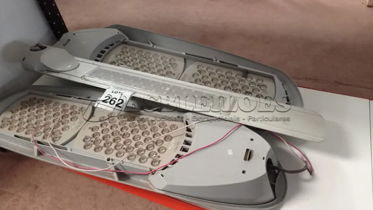 LOTE 262 - 03 LUMINÁRIAS LED. (NO ESTADO) ATENÇÃO! FAZER A VISITAÇÃO ANTES DE ARREMATAR, NÃO SABEMOS SE FUNCIONA. LEILÃO NÃO TEM GARANTIA E NEM DEVOLUÇÃO, SUJEITO A POSSÍVEIS AVARIAS VISÍVEIS/OCULTAS E/OU AUSÊNCIA DE COMPONENTES.