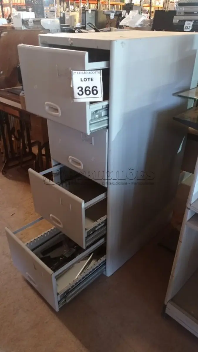 LOTE 366 - 01 ARQUIVO DE AÇO COM 04 GAVETAS. (NO ESTADO) ATENÇÃO! FAZER A VISITAÇÃO ANTES DE ARREMATAR, NÃO SABEMOS SE FUNCIONA. LEILÃO NÃO TEM GARANTIA E NEM DEVOLUÇÃO, SUJEITO A POSSÍVEIS AVARIAS VISÍVEIS/OCULTAS E/OU AUSÊNCIA DE COMPONENTES.