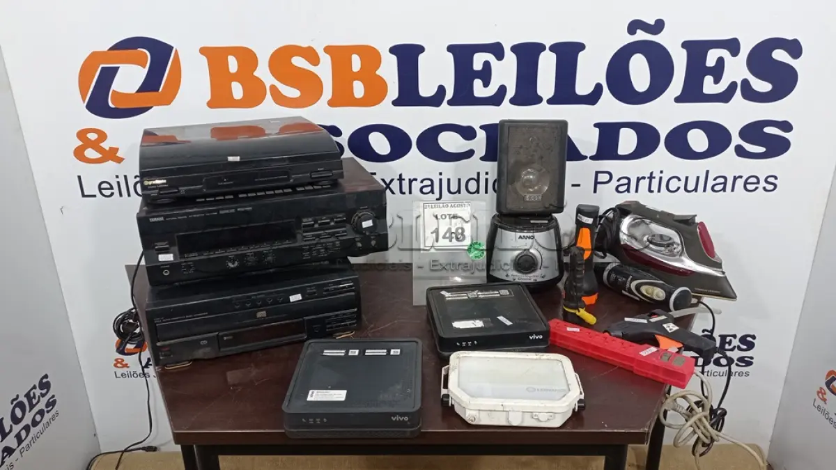 LOTE 148 - 01 TOCA DISCOS, 01 RECEIVER YAMAHA, 01 DISC CHANGER, 01 FERRO DE PASSAR, 01 PISTOLA DE COLA QUNT E ELETRÔNICOS DIVERSOS. (NO ESTADO) ATENÇÃO! FAZER A VISITAÇÃO ANTES DE ARREMATAR, NÃO SABEMOS SE FUNCIONA. LEILÃO NÃO TEM GARANTIA E NEM DEVOLUÇÃO, SUJEITO A POSSÍVEIS AVARIAS VISÍVEIS/OCULTAS E/OU AUSÊNCIA DE COMPONENTES.