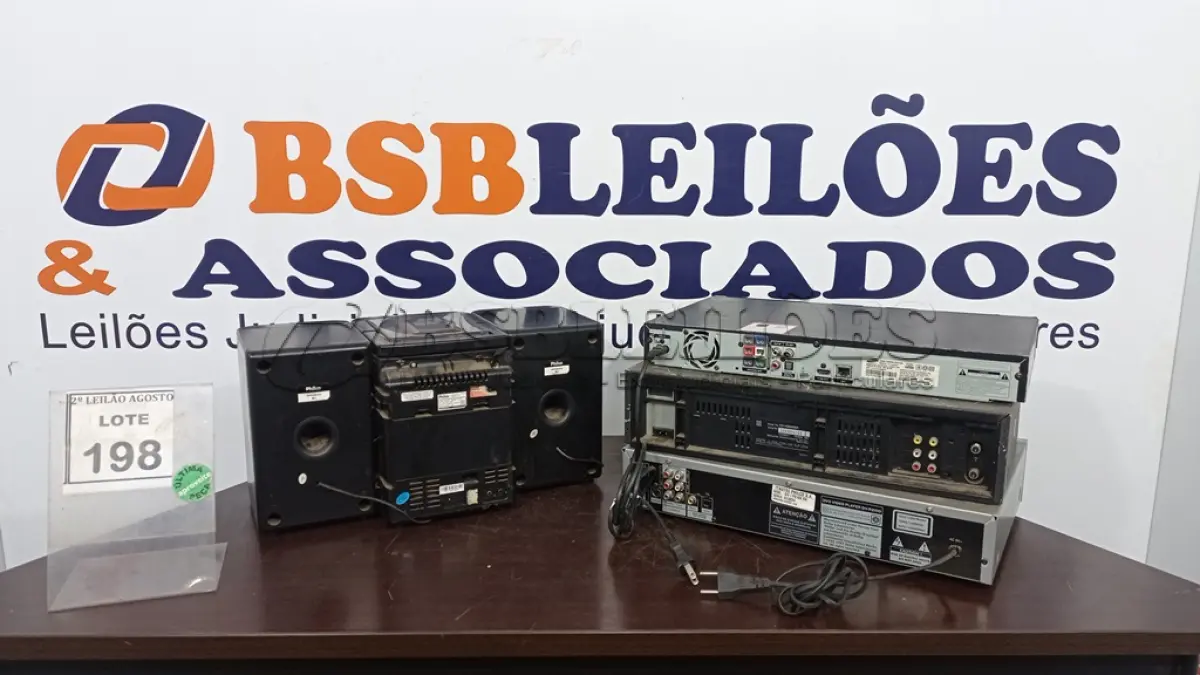 LOTE 198 - 01 MINISYSTEM COM 02 CAIXAS MARCA PHILCO, 01 BLU-RAY MARCA SAMSUNG, 01 APARELHO DE VÍDEO CASSETE E 01 APARELHO DVD. (NO ESTADO) ATENÇÃO! FAZER A VISITAÇÃO ANTES DE ARREMATAR, NÃO SABEMOS SE FUNCIONA. LEILÃO NÃO TEM GARANTIA E NEM DEVOLUÇÃO, SUJEITO A POSSÍVEIS AVARIAS VISÍVEIS/OCULTAS E/OU AUSÊNCIA DE COMPONENTES.