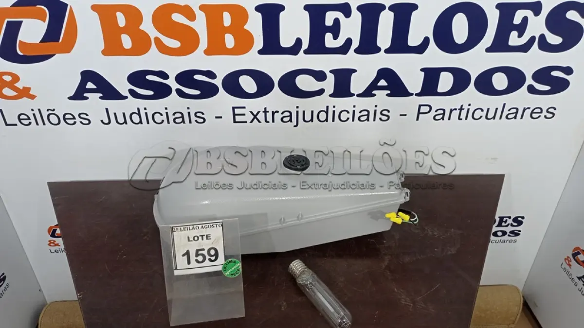 LOTE 159 - 01 LUMINÁRIA DE POSTE. (NO ESTADO) ATENÇÃO! FAZER A VISITAÇÃO ANTES DE ARREMATAR, NÃO SABEMOS SE FUNCIONA. LEILÃO NÃO TEM GARANTIA E NEM DEVOLUÇÃO, SUJEITO A POSSÍVEIS AVARIAS VISÍVEIS/OCULTAS E/OU AUSÊNCIA DE COMPONENTES.