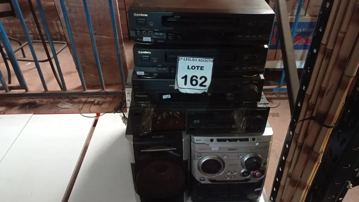 LOTE 162 - 03 APARELHOS DE VÍDEO CASSETE, 01 APARELHO DE COM 03 CAIXAS E 01 APARELHO DE SOM MODULAR. (NO ESTADO) ATENÇÃO! FAZER A VISITAÇÃO ANTES DE ARREMATAR, NÃO SABEMOS SE FUNCIONA. LEILÃO NÃO TEM GARANTIA E NEM DEVOLUÇÃO, SUJEITO A POSSÍVEIS AVARIAS VISÍVEIS/OCULTAS E/OU AUSÊNCIA DE COMPONENTES.