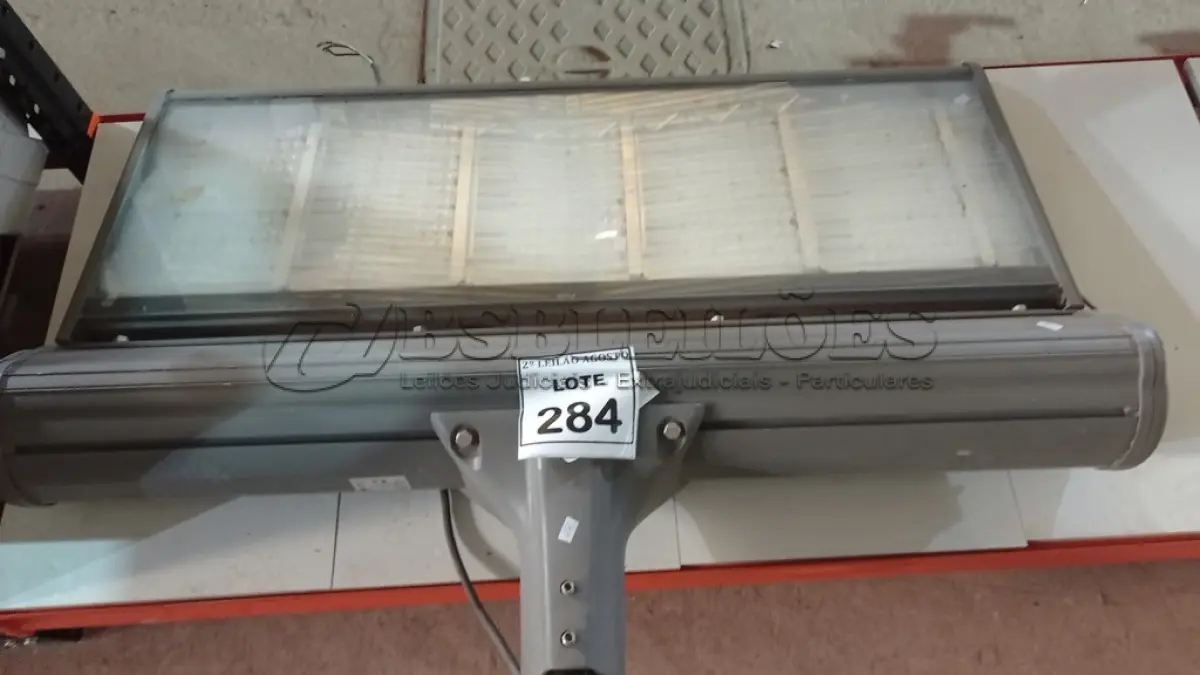 LOTE 284 - 01 REFLETOR LED PARA QUADRA. (NO ESTADO) ATENÇÃO! FAZER A VISITAÇÃO ANTES DE ARREMATAR, NÃO SABEMOS SE FUNCIONA. LEILÃO NÃO TEM GARANTIA E NEM DEVOLUÇÃO, SUJEITO A POSSÍVEIS AVARIAS VISÍVEIS/OCULTAS E/OU AUSÊNCIA DE COMPONENTES.