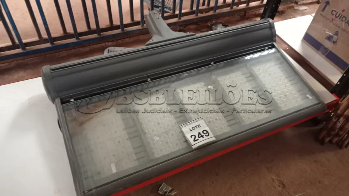 LOTE 249 - 01 REFLETOR LED PARA QUADRA. (NO ESTADO) ATENÇÃO! FAZER A VISITAÇÃO ANTES DE ARREMATAR, NÃO SABEMOS SE FUNCIONA. LEILÃO NÃO TEM GARANTIA E NEM DEVOLUÇÃO, SUJEITO A POSSÍVEIS AVARIAS VISÍVEIS/OCULTAS E/OU AUSÊNCIA DE COMPONENTES.