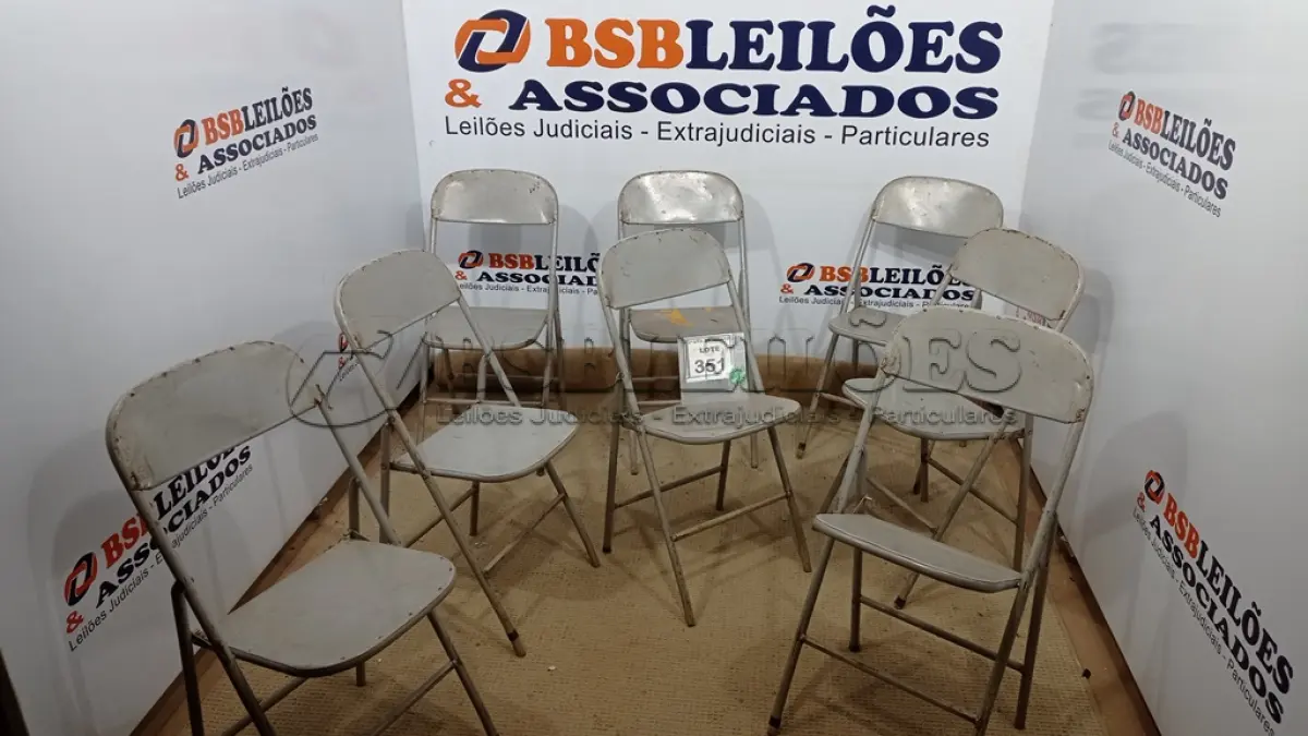 LOTE 351 - 08 CADEIRAS DE FERRO DOBRÁVEL. (NO ESTADO) ATENÇÃO! FAZER A VISITAÇÃO ANTES DE ARREMATAR, NÃO SABEMOS SE FUNCIONA. LEILÃO NÃO TEM GARANTIA E NEM DEVOLUÇÃO, SUJEITO A POSSÍVEIS AVARIAS VISÍVEIS/OCULTAS E/OU AUSÊNCIA DE COMPONENTES.