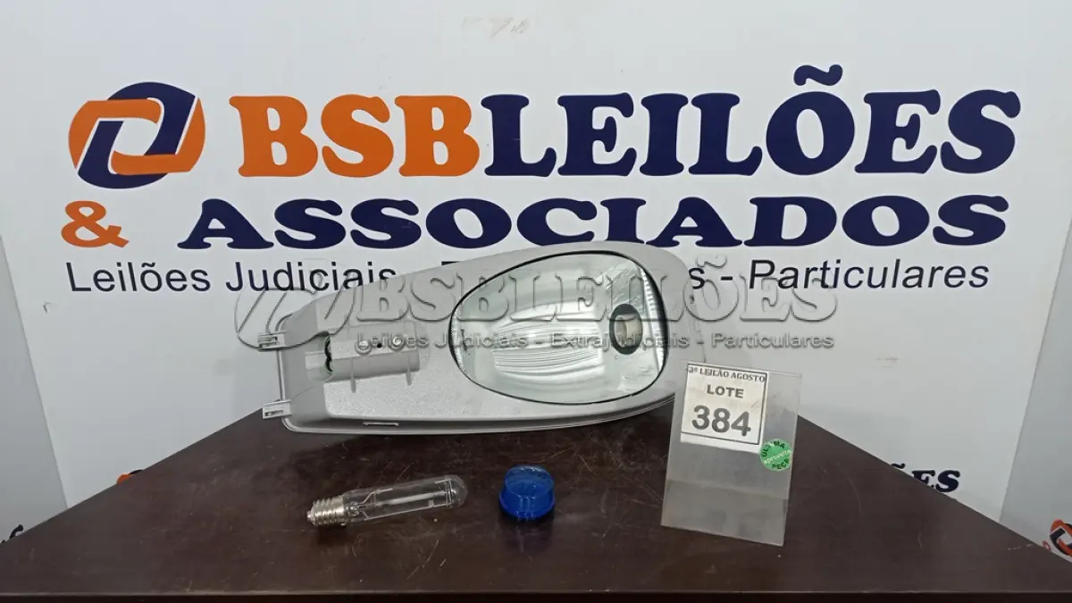 LOTE 384 - 01 LUMINÁRIA DE POSTE. (NO ESTADO) ATENÇÃO! FAZER A VISITAÇÃO ANTES DE ARREMATAR, NÃO SABEMOS SE FUNCIONA. LEILÃO NÃO TEM GARANTIA E NEM DEVOLUÇÃO, SUJEITO A POSSÍVEIS AVARIAS VISÍVEIS/OCULTAS E/OU AUSÊNCIA DE COMPONENTES.