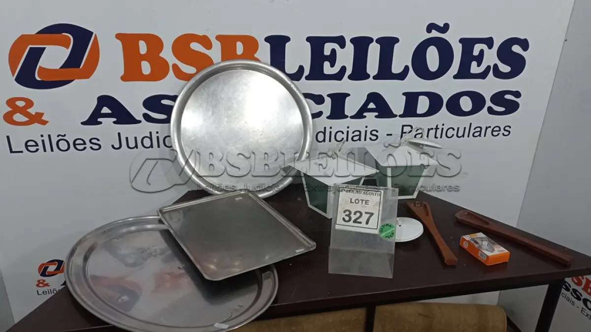 LOTE 327 - 02 LUMINÁRIAS, 03 BANDEJAS INOX, 02 COLHERES DE PAU E 01 CARREGADOR VEICULAR PARA CELULAR. (NO ESTADO) ATENÇÃO! FAZER A VISITAÇÃO ANTES DE ARREMATAR, NÃO SABEMOS SE FUNCIONA. LEILÃO NÃO TEM GARANTIA E NEM DEVOLUÇÃO, SUJEITO A POSSÍVEIS AVARIAS VISÍVEIS/OCULTAS E/OU AUSÊNCIA DE COMPONENTES.