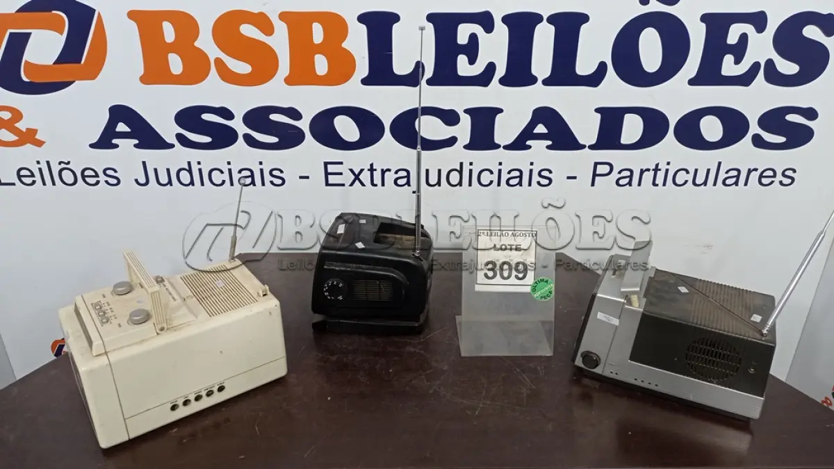 LOTE 309 - 03 MINIS TV PORTÁTIL DE MARCAS VARIADAS. (NO ESTADO) ATENÇÃO! FAZER A VISITAÇÃO ANTES DE ARREMATAR, NÃO SABEMOS SE FUNCIONA. LEILÃO NÃO TEM GARANTIA E NEM DEVOLUÇÃO, SUJEITO A POSSÍVEIS AVARIAS VISÍVEIS/OCULTAS E/OU AUSÊNCIA DE COMPONENTES.
