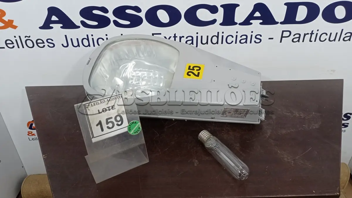 LOTE 159 - 01 LUMINÁRIA DE POSTE. (NO ESTADO) ATENÇÃO! FAZER A VISITAÇÃO ANTES DE ARREMATAR, NÃO SABEMOS SE FUNCIONA. LEILÃO NÃO TEM GARANTIA E NEM DEVOLUÇÃO, SUJEITO A POSSÍVEIS AVARIAS VISÍVEIS/OCULTAS E/OU AUSÊNCIA DE COMPONENTES.