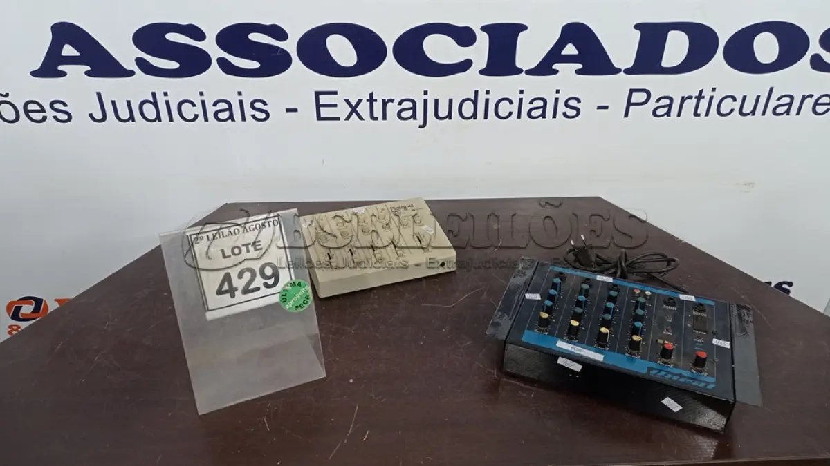 LOTE 429 - 01 MIX STÉREO ROLAND MX-5 E 01 MESA DE SOM. (NO ESTADO) ATENÇÃO! FAZER A VISITAÇÃO ANTES DE ARREMATAR, NÃO SABEMOS SE FUNCIONA. LEILÃO NÃO TEM GARANTIA E NEM DEVOLUÇÃO, SUJEITO A POSSÍVEIS AVARIAS VISÍVEIS/OCULTAS E/OU AUSÊNCIA DE COMPONENTES.