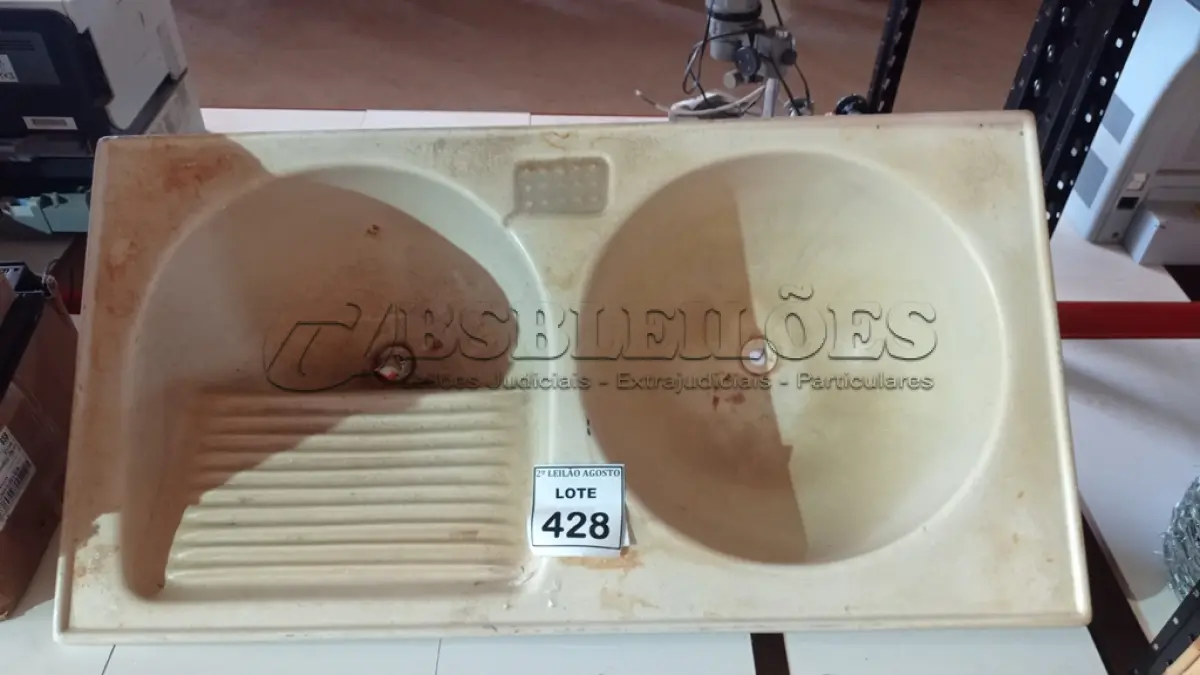 LOTE 428 - 01 TANQUE COM 02 CUBAS. (NO ESTADO) ATENÇÃO! FAZER A VISITAÇÃO ANTES DE ARREMATAR, NÃO SABEMOS SE FUNCIONA. LEILÃO NÃO TEM GARANTIA E NEM DEVOLUÇÃO, SUJEITO A POSSÍVEIS AVARIAS VISÍVEIS/OCULTAS E/OU AUSÊNCIA DE COMPONENTES.