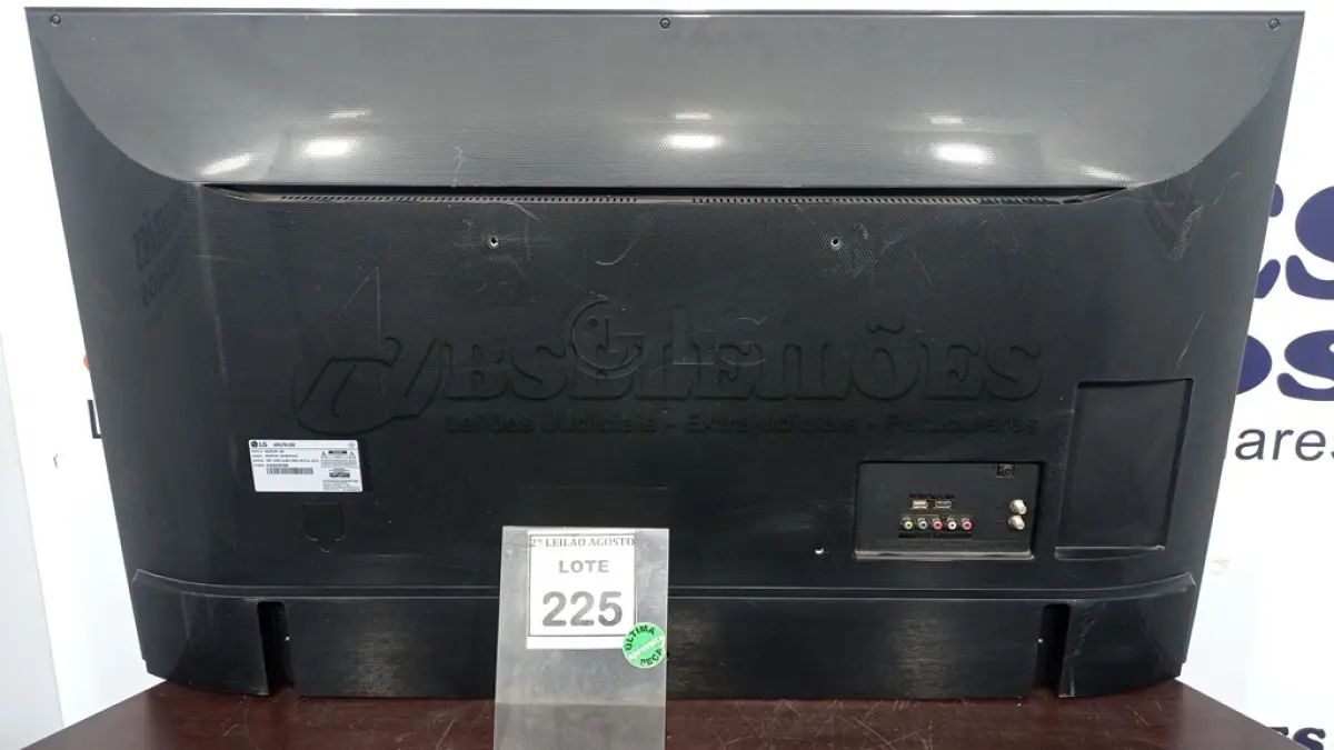 LOTE 225 - 01 TV LCD 49’’ MARCA LG. (NO ESTADO) ATENÇÃO! FAZER A VISITAÇÃO ANTES DE ARREMATAR, NÃO SABEMOS SE FUNCIONA. LEILÃO NÃO TEM GARANTIA E NEM DEVOLUÇÃO, SUJEITO A POSSÍVEIS AVARIAS VISÍVEIS/OCULTAS E/OU AUSÊNCIA DE COMPONENTES.