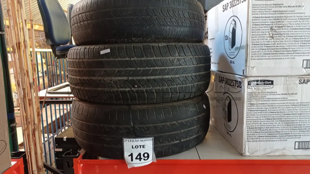 LOTE 149 - 03 PNEUS USADOS DE NUMERAÇÕES VARIADAS. (NO ESTADO) ATENÇÃO! FAZER A VISITAÇÃO ANTES DE ARREMATAR, NÃO SABEMOS SE FUNCIONA. LEILÃO NÃO TEM GARANTIA E NEM DEVOLUÇÃO, SUJEITO A POSSÍVEIS AVARIAS VISÍVEIS/OCULTAS E/OU AUSÊNCIA DE COMPONENTES.