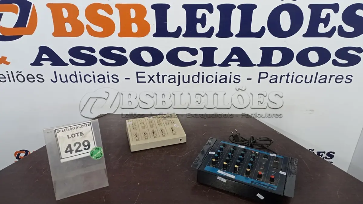 LOTE 429 - 01 MIX STÉREO ROLAND MX-5 E 01 MESA DE SOM. (NO ESTADO) ATENÇÃO! FAZER A VISITAÇÃO ANTES DE ARREMATAR, NÃO SABEMOS SE FUNCIONA. LEILÃO NÃO TEM GARANTIA E NEM DEVOLUÇÃO, SUJEITO A POSSÍVEIS AVARIAS VISÍVEIS/OCULTAS E/OU AUSÊNCIA DE COMPONENTES.