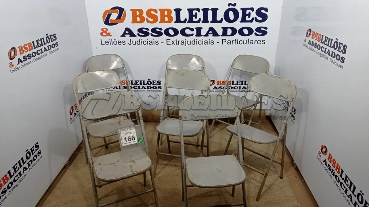 LOTE 166 - 08 CADEIRAS DE FERRO DOBRÁVEL. (NO ESTADO) ATENÇÃO! FAZER A VISITAÇÃO ANTES DE ARREMATAR, NÃO SABEMOS SE FUNCIONA. LEILÃO NÃO TEM GARANTIA E NEM DEVOLUÇÃO, SUJEITO A POSSÍVEIS AVARIAS VISÍVEIS/OCULTAS E/OU AUSÊNCIA DE COMPONENTES.