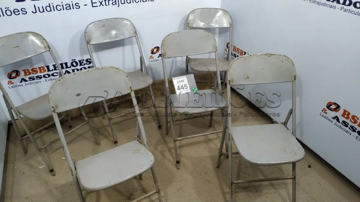 LOTE 445 - 06 CADEIRAS DE FERRO DOBRÁVEL. (NO ESTADO) ATENÇÃO! FAZER A VISITAÇÃO ANTES DE ARREMATAR, NÃO SABEMOS SE FUNCIONA. LEILÃO NÃO TEM GARANTIA E NEM DEVOLUÇÃO, SUJEITO A POSSÍVEIS AVARIAS VISÍVEIS/OCULTAS E/OU AUSÊNCIA DE COMPONENTES.