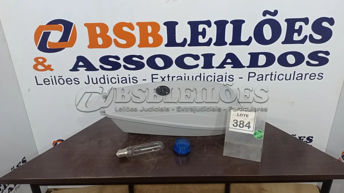 LOTE 384 - 01 LUMINÁRIA DE POSTE. (NO ESTADO) ATENÇÃO! FAZER A VISITAÇÃO ANTES DE ARREMATAR, NÃO SABEMOS SE FUNCIONA. LEILÃO NÃO TEM GARANTIA E NEM DEVOLUÇÃO, SUJEITO A POSSÍVEIS AVARIAS VISÍVEIS/OCULTAS E/OU AUSÊNCIA DE COMPONENTES.