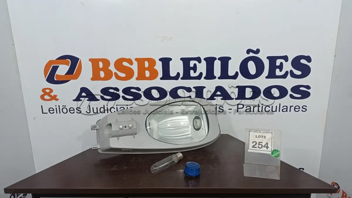 LOTE 254 - 01 LUMINÁRIA DE POSTE. (NO ESTADO) ATENÇÃO! FAZER A VISITAÇÃO ANTES DE ARREMATAR, NÃO SABEMOS SE FUNCIONA. LEILÃO NÃO TEM GARANTIA E NEM DEVOLUÇÃO, SUJEITO A POSSÍVEIS AVARIAS VISÍVEIS/OCULTAS E/OU AUSÊNCIA DE COMPONENTES.