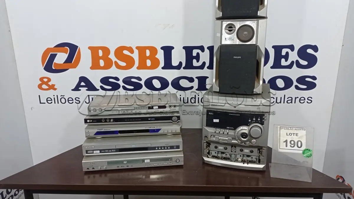 LOTE 190 - 05 APARELHOS DVD, 01 APARELHO DE SOM COM 02 CAIXAS. (NO ESTADO) ATENÇÃO! FAZER A VISITAÇÃO ANTES DE ARREMATAR, NÃO SABEMOS SE FUNCIONA. LEILÃO NÃO TEM GARANTIA E NEM DEVOLUÇÃO, SUJEITO A POSSÍVEIS AVARIAS VISÍVEIS/OCULTAS E/OU AUSÊNCIA DE COMPONENTES.