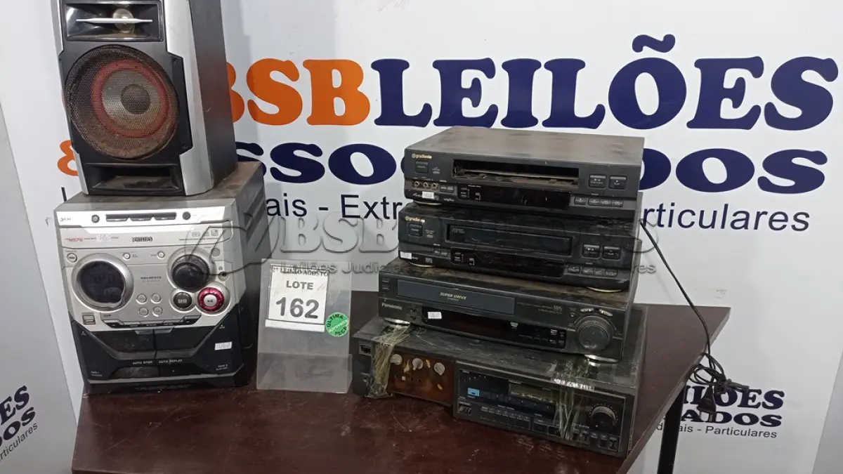 LOTE 162 - 03 APARELHOS DE VÍDEO CASSETE, 01 APARELHO DE COM 03 CAIXAS E 01 APARELHO DE SOM MODULAR. (NO ESTADO) ATENÇÃO! FAZER A VISITAÇÃO ANTES DE ARREMATAR, NÃO SABEMOS SE FUNCIONA. LEILÃO NÃO TEM GARANTIA E NEM DEVOLUÇÃO, SUJEITO A POSSÍVEIS AVARIAS VISÍVEIS/OCULTAS E/OU AUSÊNCIA DE COMPONENTES.