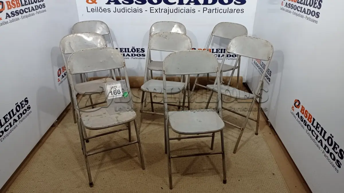 LOTE 166 - 08 CADEIRAS DE FERRO DOBRÁVEL. (NO ESTADO) ATENÇÃO! FAZER A VISITAÇÃO ANTES DE ARREMATAR, NÃO SABEMOS SE FUNCIONA. LEILÃO NÃO TEM GARANTIA E NEM DEVOLUÇÃO, SUJEITO A POSSÍVEIS AVARIAS VISÍVEIS/OCULTAS E/OU AUSÊNCIA DE COMPONENTES.