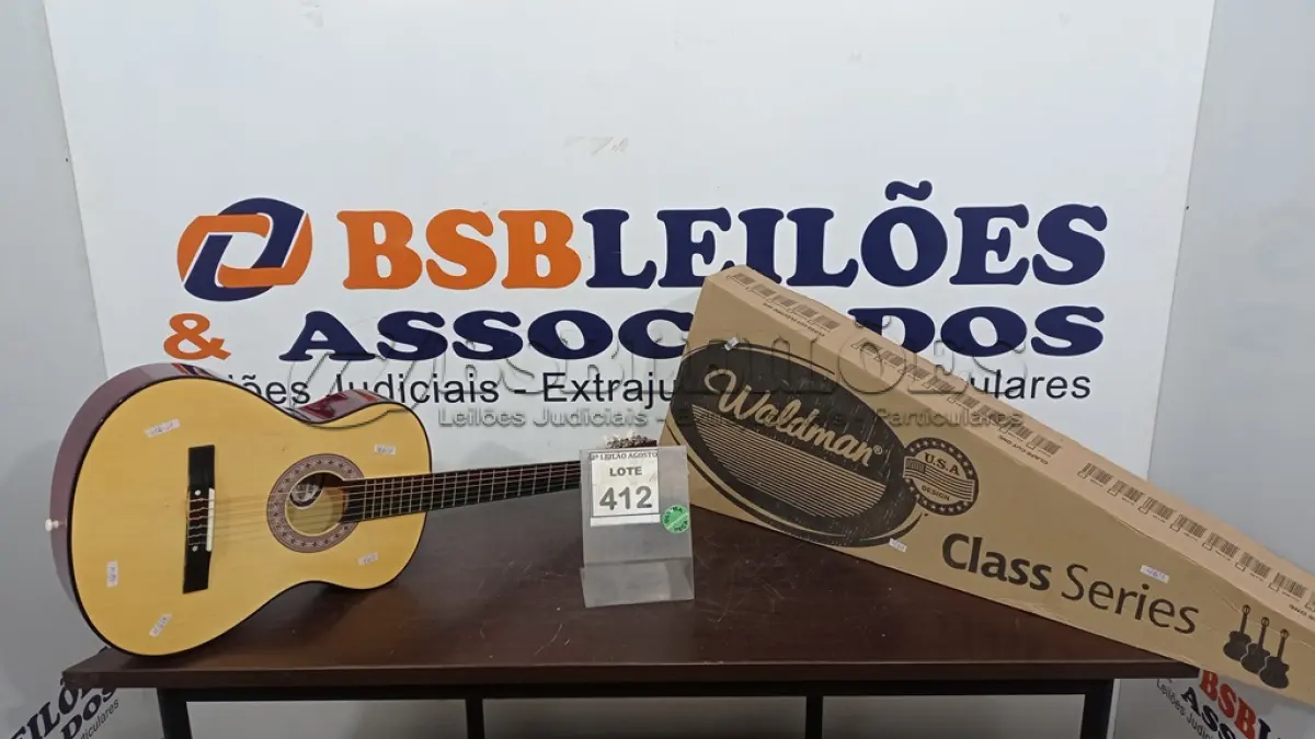 LOTE 412 - 01 VIOLÃO MARCA WALDMAN. (NO ESTADO) ATENÇÃO! FAZER A VISITAÇÃO ANTES DE ARREMATAR, NÃO SABEMOS SE FUNCIONA. LEILÃO NÃO TEM GARANTIA E NEM DEVOLUÇÃO, SUJEITO A POSSÍVEIS AVARIAS VISÍVEIS/OCULTAS E/OU AUSÊNCIA DE COMPONENTES.