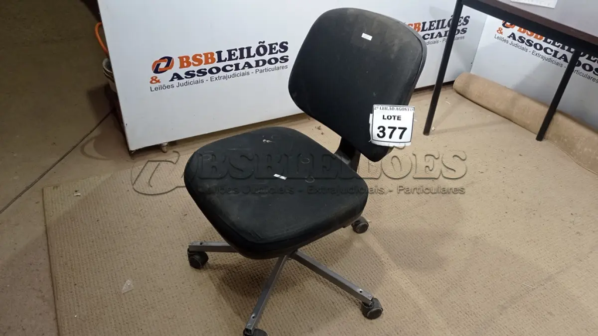 LOTE 377 - 01 CADEIRA GIRATÓRIA COM RODINHAS. (NO ESTADO) ATENÇÃO! FAZER A VISITAÇÃO ANTES DE ARREMATAR, NÃO SABEMOS SE FUNCIONA. LEILÃO NÃO TEM GARANTIA E NEM DEVOLUÇÃO, SUJEITO A POSSÍVEIS AVARIAS VISÍVEIS/OCULTAS E/OU AUSÊNCIA DE COMPONENTES.