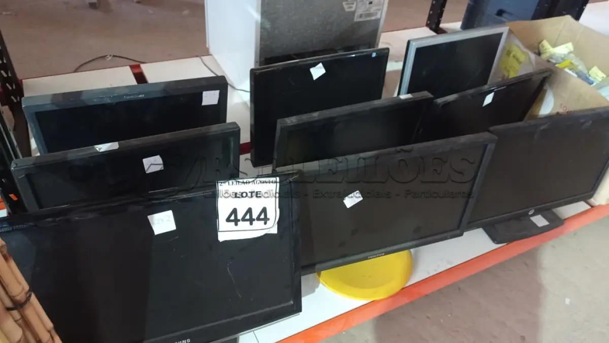 LOTE 444 - 09 MONITORES LCD DE MARCAS E MODELOS DIVERSOS. (NO ESTADO) ATENÇÃO! FAZER A VISITAÇÃO ANTES DE ARREMATAR, NÃO SABEMOS SE FUNCIONA. LEILÃO NÃO TEM GARANTIA E NEM DEVOLUÇÃO, SUJEITO A POSSÍVEIS AVARIAS VISÍVEIS/OCULTAS E/OU AUSÊNCIA DE COMPONENTES.