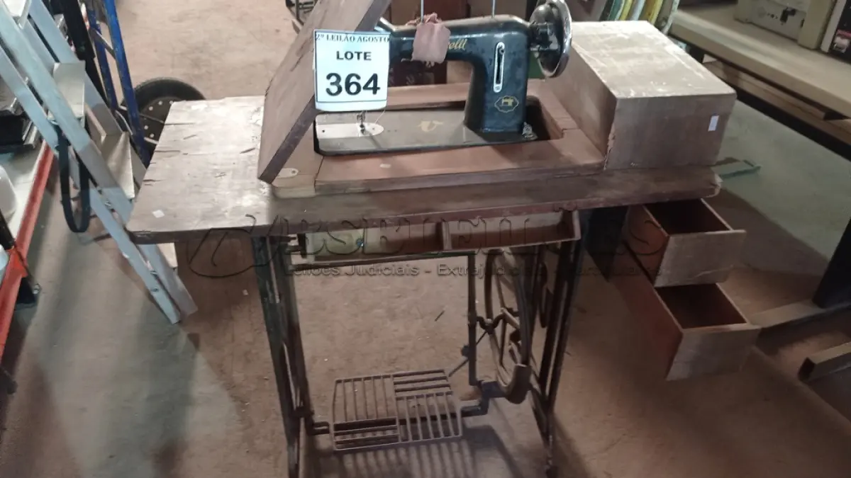 LOTE 364 - 01 MÁQUINA DE COSTURA MARCA VIGORELLI. (NO ESTADO) ATENÇÃO! FAZER A VISITAÇÃO ANTES DE ARREMATAR, NÃO SABEMOS SE FUNCIONA. LEILÃO NÃO TEM GARANTIA E NEM DEVOLUÇÃO, SUJEITO A POSSÍVEIS AVARIAS VISÍVEIS/OCULTAS E/OU AUSÊNCIA DE COMPONENTES.