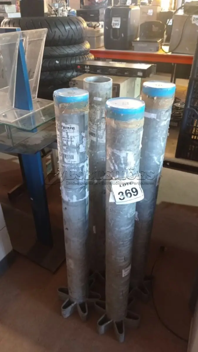 LOTE 369 - 04 TUBOS DE FERRO COM BASE. (NO ESTADO) ATENÇÃO! FAZER A VISITAÇÃO ANTES DE ARREMATAR, NÃO SABEMOS SE FUNCIONA. LEILÃO NÃO TEM GARANTIA E NEM DEVOLUÇÃO, SUJEITO A POSSÍVEIS AVARIAS VISÍVEIS/OCULTAS E/OU AUSÊNCIA DE COMPONENTES.