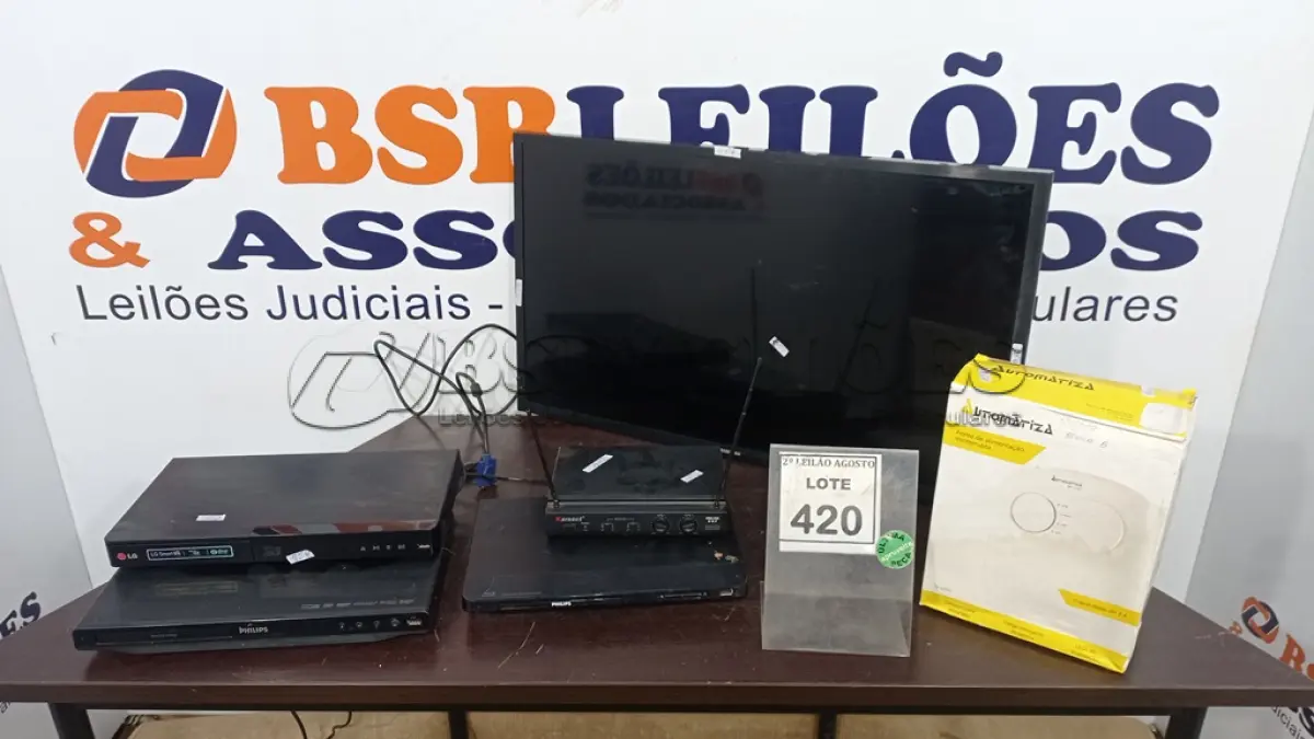 LOTE 420 - 01 TV 32’’ MARCA SAMSUNG, 01 APARELHO BLU RAY, 02 APARELHOS DE DVD, 01 CPU, 01 TECLADO, 01 ROTEADOR E 01 FONTE DE ALIMENTAÇÃO ININTERRUPTA. (NO ESTADO) ATENÇÃO! FAZER A VISITAÇÃO ANTES DE ARREMATAR, NÃO SABEMOS SE FUNCIONA. LEILÃO NÃO TEM GARANTIA E NEM DEVOLUÇÃO, SUJEITO A POSSÍVEIS AVARIAS VISÍVEIS/OCULTAS E/OU AUSÊNCIA DE COMPONENTES.