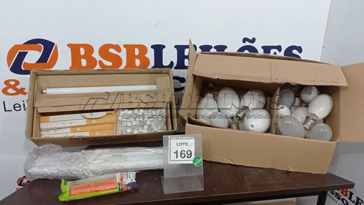 LOTE 169 - 01 LOTE COM GRANDE QUANTIDADE DE LÂMPADAS DE MARCAS E MODELOS VARIADOS. (NO ESTADO) ATENÇÃO! FAZER A VISITAÇÃO ANTES DE ARREMATAR, NÃO SABEMOS SE FUNCIONA. LEILÃO NÃO TEM GARANTIA E NEM DEVOLUÇÃO, SUJEITO A POSSÍVEIS AVARIAS VISÍVEIS/OCULTAS E/OU AUSÊNCIA DE COMPONENTES.