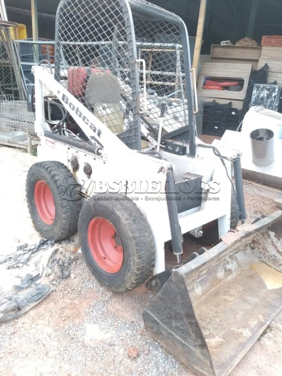 LOTE 526 - 01 BOBCAT M611 DIESEL COM PÁ BATERIA NOVA( NO ESTADO)