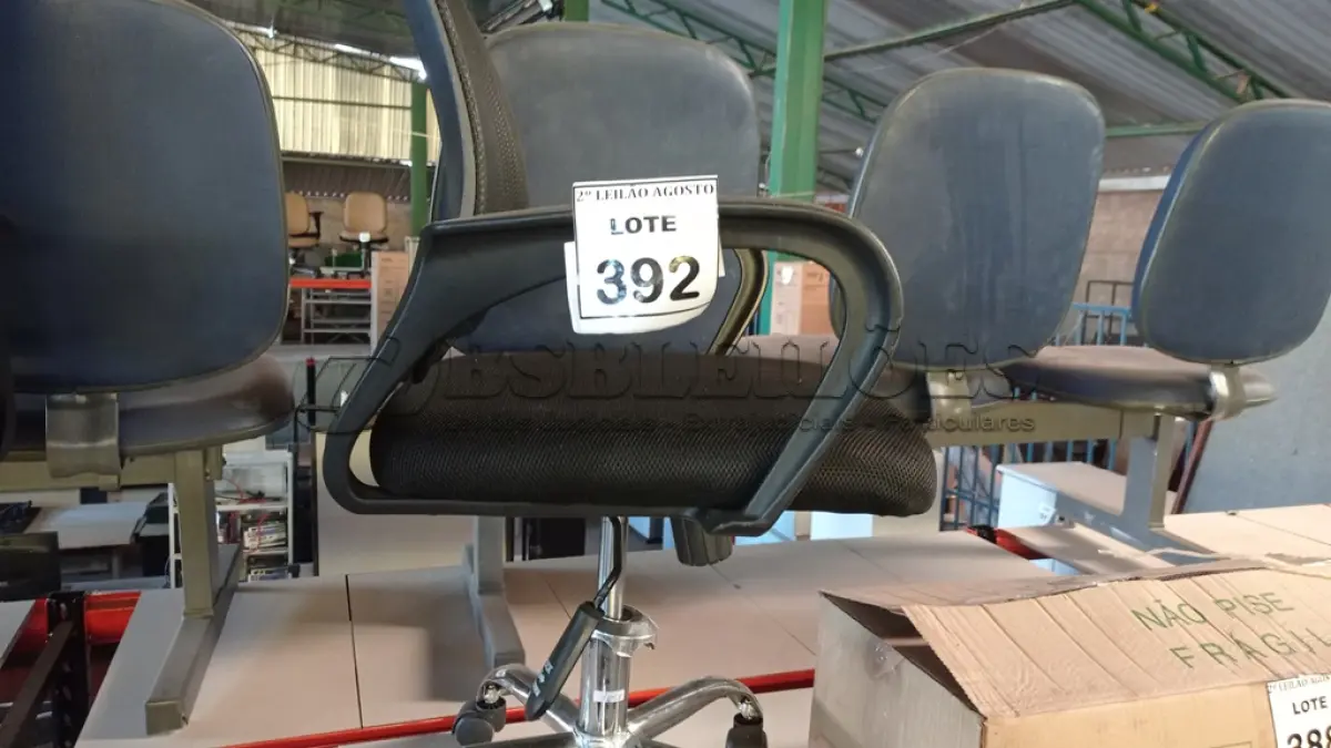 LOTE 392 - 01 CADEIRA DE ESCRITÓRIO COM RODINHAS. (NO ESTADO) ATENÇÃO! FAZER A VISITAÇÃO ANTES DE ARREMATAR, NÃO SABEMOS SE FUNCIONA. LEILÃO NÃO TEM GARANTIA E NEM DEVOLUÇÃO, SUJEITO A POSSÍVEIS AVARIAS VISÍVEIS/OCULTAS E/OU AUSÊNCIA DE COMPONENTES.