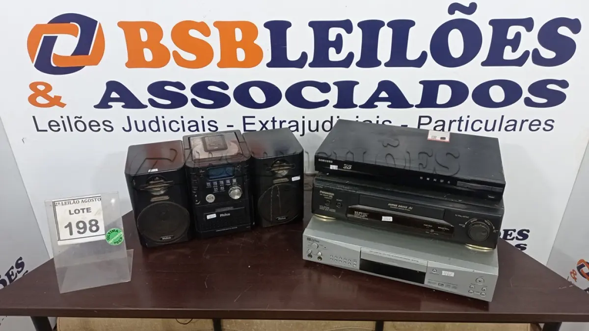 LOTE 198 - 01 MINISYSTEM COM 02 CAIXAS MARCA PHILCO, 01 BLU-RAY MARCA SAMSUNG, 01 APARELHO DE VÍDEO CASSETE E 01 APARELHO DVD. (NO ESTADO) ATENÇÃO! FAZER A VISITAÇÃO ANTES DE ARREMATAR, NÃO SABEMOS SE FUNCIONA. LEILÃO NÃO TEM GARANTIA E NEM DEVOLUÇÃO, SUJEITO A POSSÍVEIS AVARIAS VISÍVEIS/OCULTAS E/OU AUSÊNCIA DE COMPONENTES.