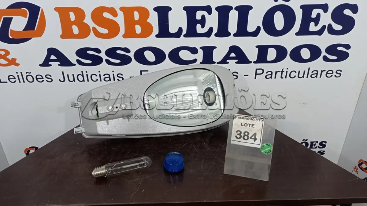 LOTE 384 - 01 LUMINÁRIA DE POSTE. (NO ESTADO) ATENÇÃO! FAZER A VISITAÇÃO ANTES DE ARREMATAR, NÃO SABEMOS SE FUNCIONA. LEILÃO NÃO TEM GARANTIA E NEM DEVOLUÇÃO, SUJEITO A POSSÍVEIS AVARIAS VISÍVEIS/OCULTAS E/OU AUSÊNCIA DE COMPONENTES.
