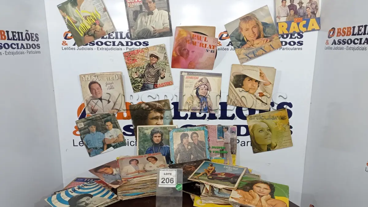 LOTE 206 - 01 LOTE COM GRANDE QUANTIDADE DE DISCOS DE VINIL. (NO ESTADO) ATENÇÃO! FAZER A VISITAÇÃO ANTES DE ARREMATAR, NÃO SABEMOS SE FUNCIONA. LEILÃO NÃO TEM GARANTIA E NEM DEVOLUÇÃO, SUJEITO A POSSÍVEIS AVARIAS VISÍVEIS/OCULTAS E/OU AUSÊNCIA DE COMPONENTES.