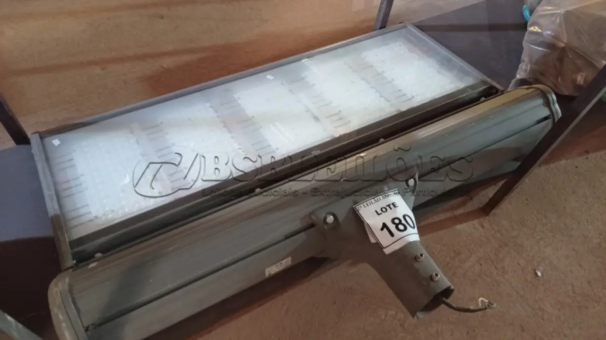 LOTE 180 - 01 REFLETOR LED PARA QUADRA. (NO ESTADO) ATENÇÃO! FAZER A VISITAÇÃO ANTES DE ARREMATAR, NÃO SABEMOS SE FUNCIONA. LEILÃO NÃO TEM GARANTIA E NEM DEVOLUÇÃO, SUJEITO A POSSÍVEIS AVARIAS VISÍVEIS/OCULTAS E/OU AUSÊNCIA DE COMPONENTES.