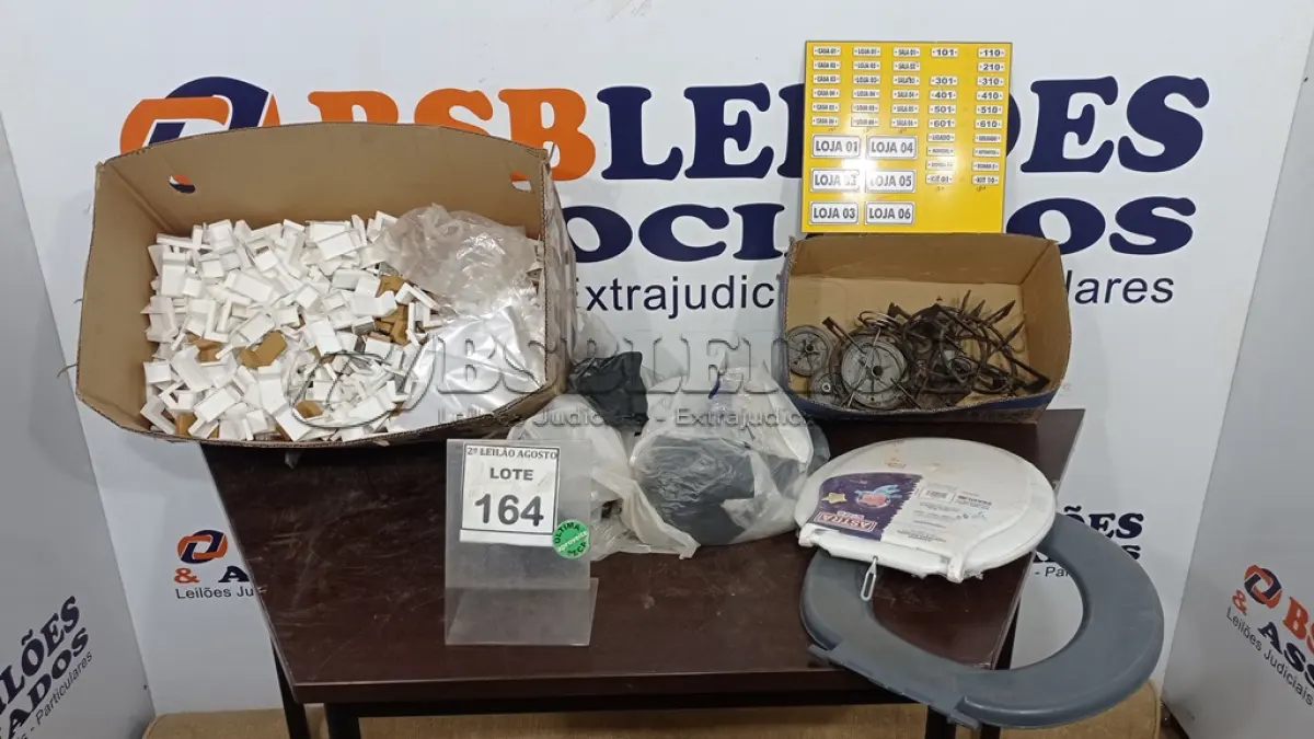 LOTE 164 - 01 LOTE COM GRANDE QUANTIDADE DE CANTONEIRAS DE PLÁSTICO, SACOLAS PLÁSTICAS E 01 ASSENTO DE VASO. (NO ESTADO) ATENÇÃO! FAZER A VISITAÇÃO ANTES DE ARREMATAR, NÃO SABEMOS SE FUNCIONA. LEILÃO NÃO TEM GARANTIA E NEM DEVOLUÇÃO, SUJEITO A POSSÍVEIS AVARIAS VISÍVEIS/OCULTAS E/OU AUSÊNCIA DE COMPONENTES.