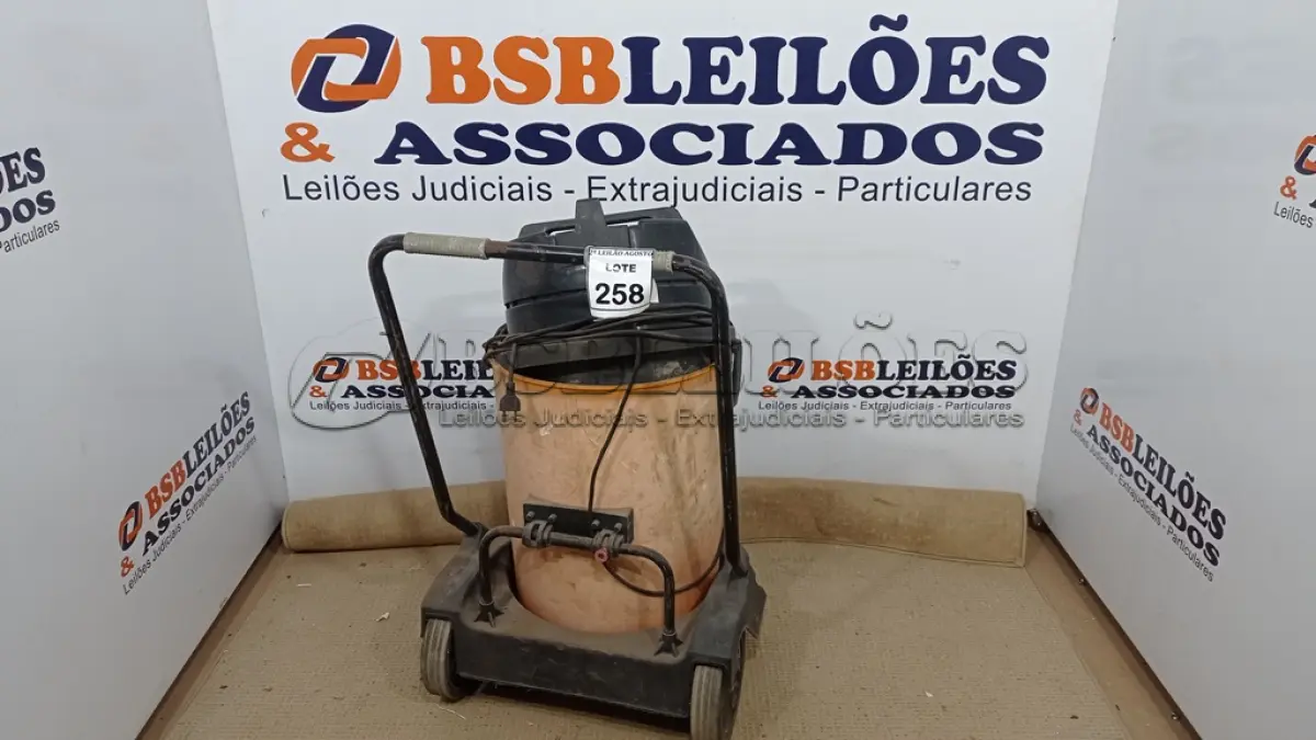 LOTE 258 - 01 ASPIRADOR DE PÓ INDUSTRIAL DUPLO 8002 PRO MARACA ELECTROLUX. (NO ESTADO) ATENÇÃO! FAZER A VISITAÇÃO ANTES DE ARREMATAR, NÃO SABEMOS SE FUNCIONA. LEILÃO NÃO TEM GARANTIA E NEM DEVOLUÇÃO, SUJEITO A POSSÍVEIS AVARIAS VISÍVEIS/OCULTAS E/OU AUSÊNCIA DE COMPONENTES.