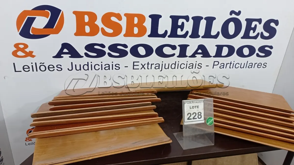 LOTE 228 - 20 PECAS DE MADEIRA. (NO ESTADO) ATENÇÃO! FAZER A VISITAÇÃO ANTES DE ARREMATAR, NÃO SABEMOS SE FUNCIONA. LEILÃO NÃO TEM GARANTIA E NEM DEVOLUÇÃO, SUJEITO A POSSÍVEIS AVARIAS VISÍVEIS/OCULTAS E/OU AUSÊNCIA DE COMPONENTES.