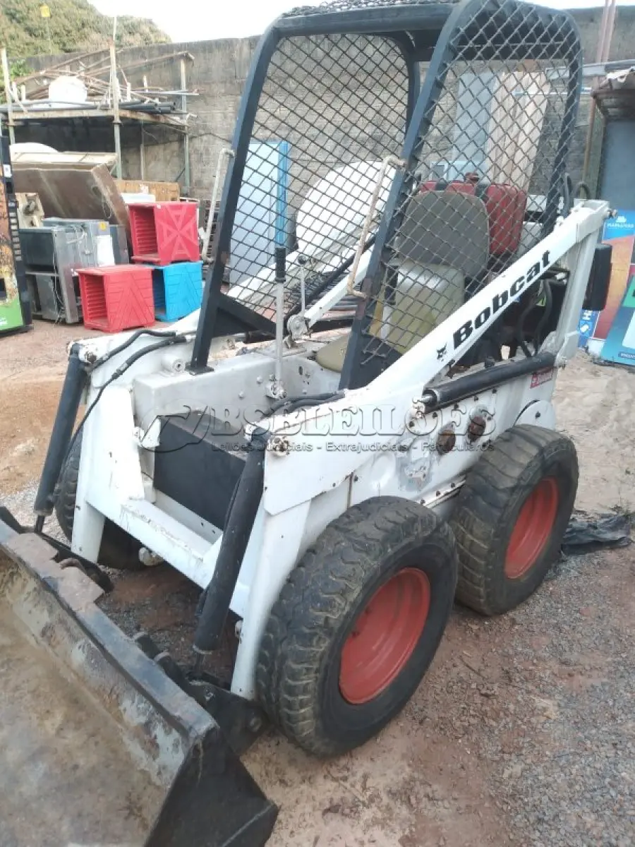 LOTE 526 - 01 BOBCAT M611 DIESEL COM PÁ BATERIA NOVA( NO ESTADO)