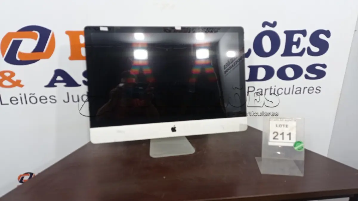 LOTE 211 - 01 IMAC  APPLE. (NO ESTADO) ATENÇÃO! FAZER A VISITAÇÃO ANTES DE ARREMATAR, NÃO SABEMOS SE FUNCIONA, LEILÃO NÃO TEM GARANTIA E NEM DEVOLUÇÃO, SUJEITO A POSSÍVEIS AVARIAS VISÍVEIS/OCULTAS E/OU AUSÊNCIA DE COMPONENTES.