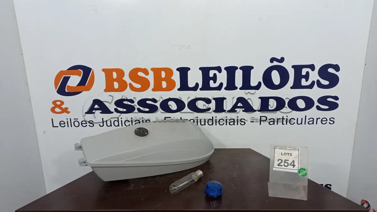 LOTE 254 - 01 LUMINÁRIA DE POSTE. (NO ESTADO) ATENÇÃO! FAZER A VISITAÇÃO ANTES DE ARREMATAR, NÃO SABEMOS SE FUNCIONA. LEILÃO NÃO TEM GARANTIA E NEM DEVOLUÇÃO, SUJEITO A POSSÍVEIS AVARIAS VISÍVEIS/OCULTAS E/OU AUSÊNCIA DE COMPONENTES.