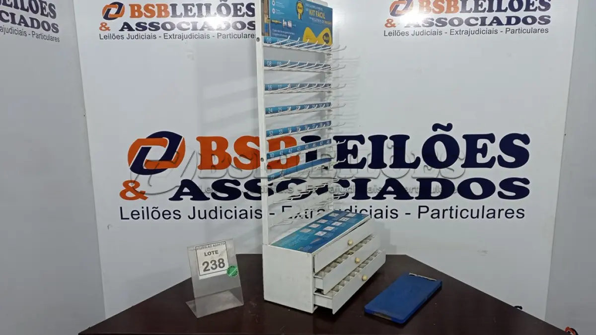 LOTE 238 - 01 EXPOSITOR COM CONEXÕES DE METAL E 01 GABARITO DE ROSCA. (NO ESTADO) ATENÇÃO! FAZER A VISITAÇÃO ANTES DE ARREMATAR, NÃO SABEMOS SE FUNCIONA. LEILÃO NÃO TEM GARANTIA E NEM DEVOLUÇÃO, SUJEITO A POSSÍVEIS AVARIAS VISÍVEIS/OCULTAS E/OU AUSÊNCIA DE COMPONENTES.