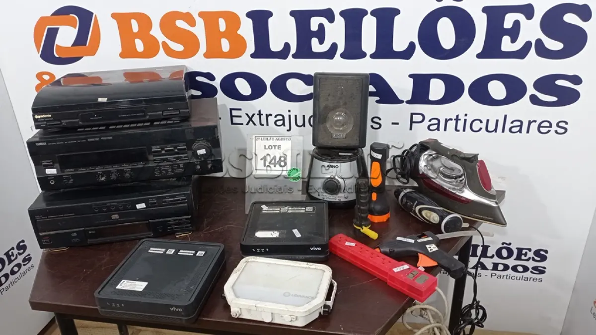 LOTE 148 - 01 TOCA DISCOS, 01 RECEIVER YAMAHA, 01 DISC CHANGER, 01 FERRO DE PASSAR, 01 PISTOLA DE COLA QUNT E ELETRÔNICOS DIVERSOS. (NO ESTADO) ATENÇÃO! FAZER A VISITAÇÃO ANTES DE ARREMATAR, NÃO SABEMOS SE FUNCIONA. LEILÃO NÃO TEM GARANTIA E NEM DEVOLUÇÃO, SUJEITO A POSSÍVEIS AVARIAS VISÍVEIS/OCULTAS E/OU AUSÊNCIA DE COMPONENTES.