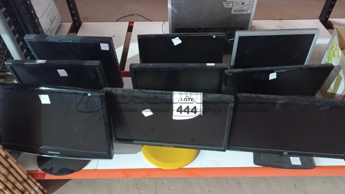 LOTE 444 - 09 MONITORES LCD DE MARCAS E MODELOS DIVERSOS. (NO ESTADO) ATENÇÃO! FAZER A VISITAÇÃO ANTES DE ARREMATAR, NÃO SABEMOS SE FUNCIONA. LEILÃO NÃO TEM GARANTIA E NEM DEVOLUÇÃO, SUJEITO A POSSÍVEIS AVARIAS VISÍVEIS/OCULTAS E/OU AUSÊNCIA DE COMPONENTES.
