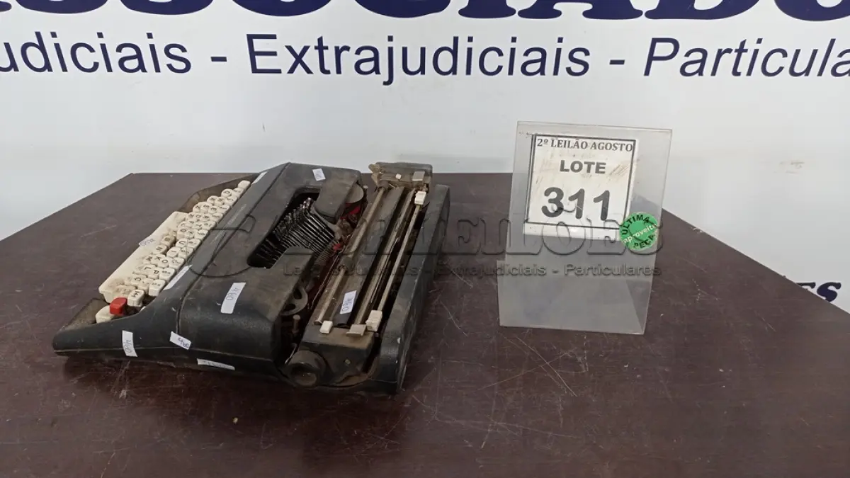 LOTE 311 - 01 MÁQUINA DE ESCREVER MARCA OLIVETTI. (NO ESTADO) ATENÇÃO! FAZER A VISITAÇÃO ANTES DE ARREMATAR, NÃO SABEMOS SE FUNCIONA. LEILÃO NÃO TEM GARANTIA E NEM DEVOLUÇÃO, SUJEITO A POSSÍVEIS AVARIAS VISÍVEIS/OCULTAS E/OU AUSÊNCIA DE COMPONENTES.